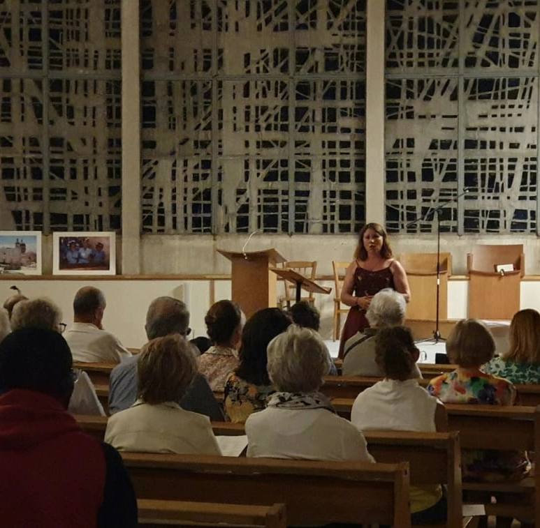 Marie-Laure Brossolasco chantant devant le public dans une église
