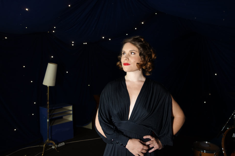 Portrait de Marie-Laure Brossolasco sur scène