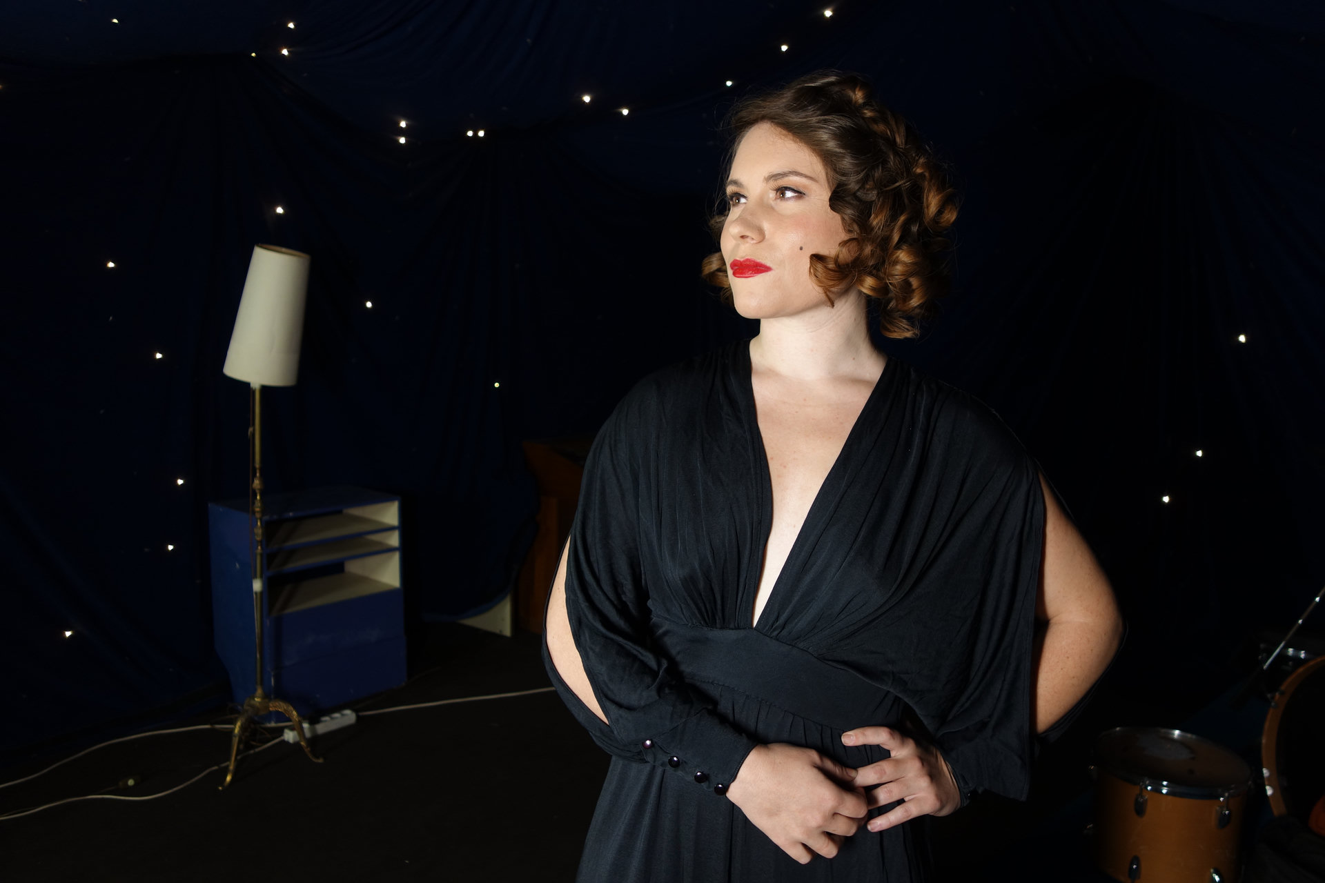 Marie-Laure Brossolasco en robe noire sur une scène étoilée